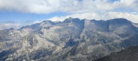Pazar panoráma a csúcsról: a Maladeta hegycsoport és az Aneto
